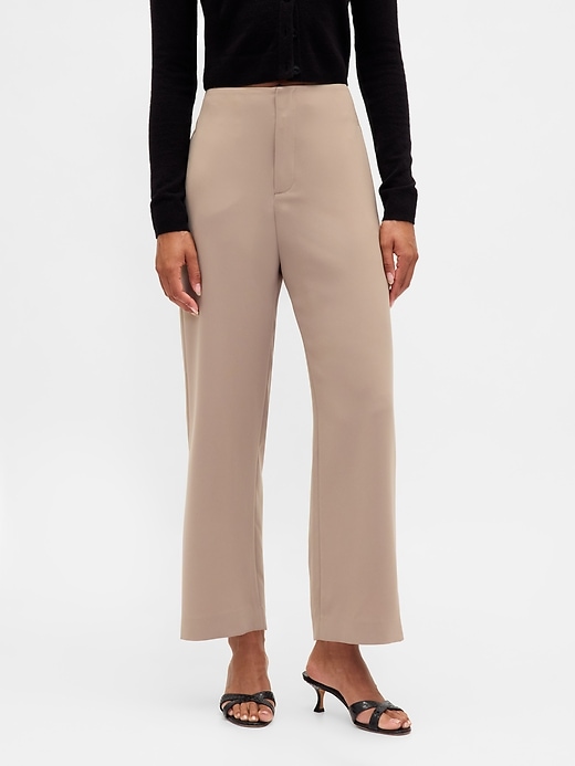 hochgeschnittene gerade geschnittene twill-hose am knöchel