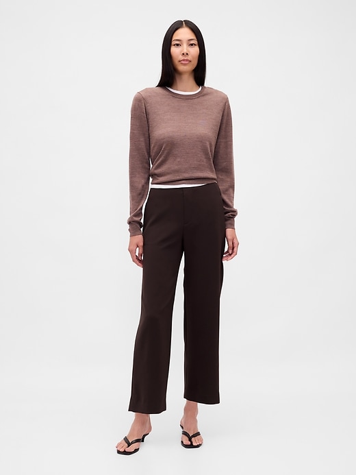 hochgeschnittene gerade geschnittene twill-hose am knöchel