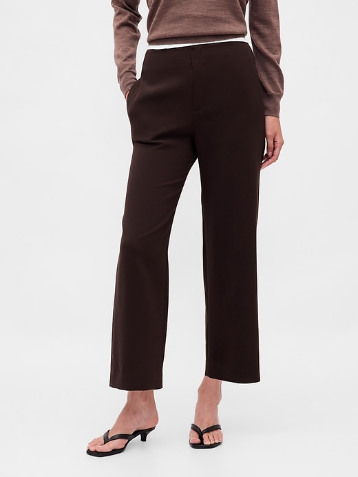 hochgeschnittene gerade geschnittene twill-hose am knöchel