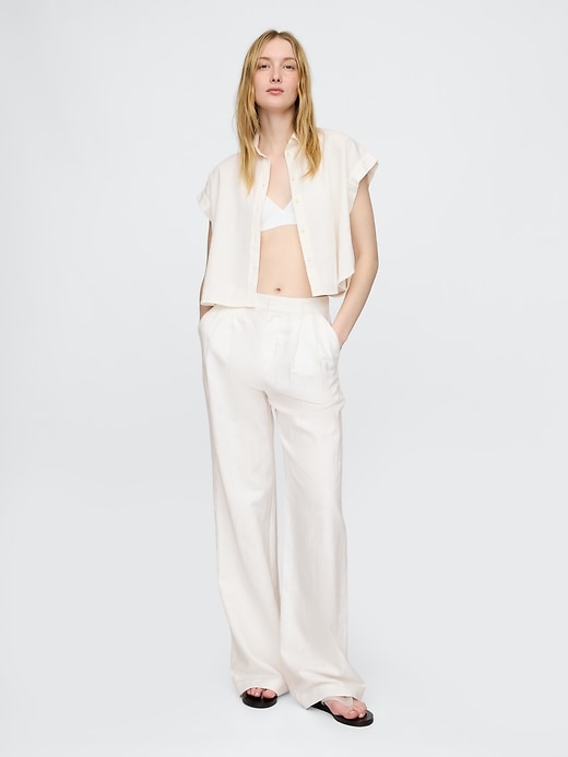 crop-shirt aus leinenmischgewebe