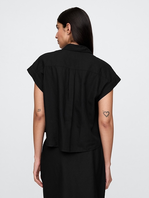 crop-shirt aus leinenmischgewebe