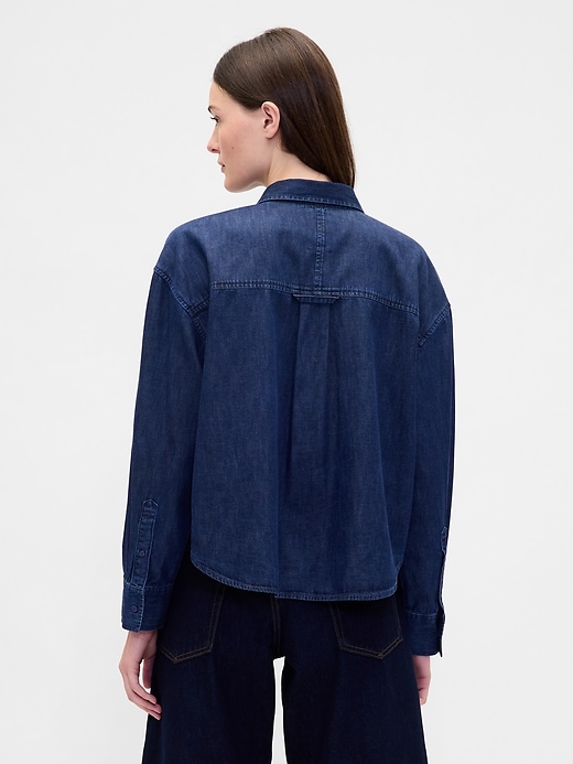 ultraweiches denim-crop-shirt mit geradem saum