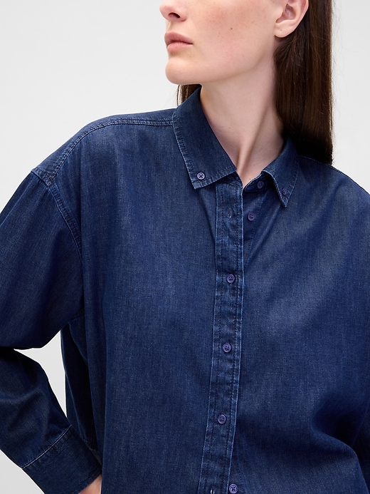 ultraweiches denim-crop-shirt mit geradem saum