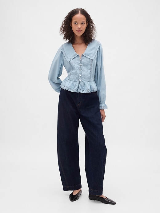 peplum-top mit kragen und v-ausschnitt