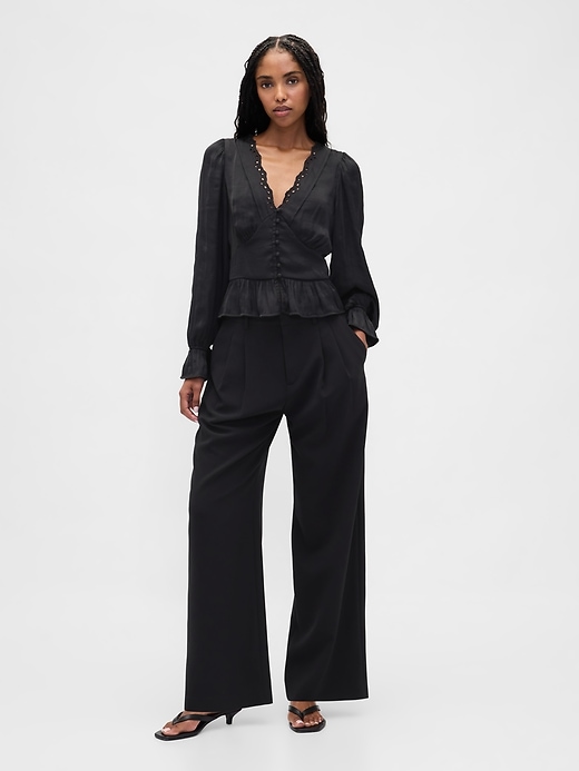 Ösen-v-ausschnitt-peplum-top