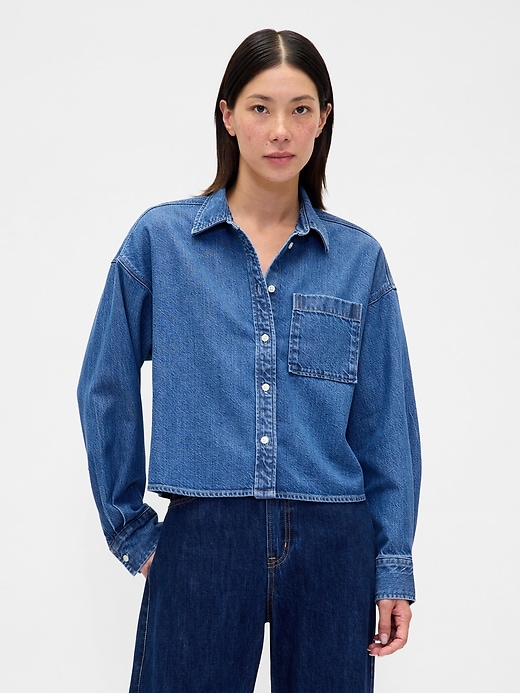 ultraweiches übergroßes crop-shirt aus geradem denim mit geradem saum