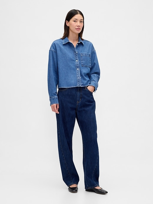 ultraweiches übergroßes crop-shirt aus geradem denim mit geradem saum