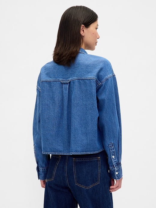 ultraweiches übergroßes crop-shirt aus geradem denim mit geradem saum