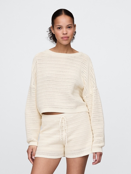 gehäkelter bauchfreier pullover mit u-boot-ausschnitt