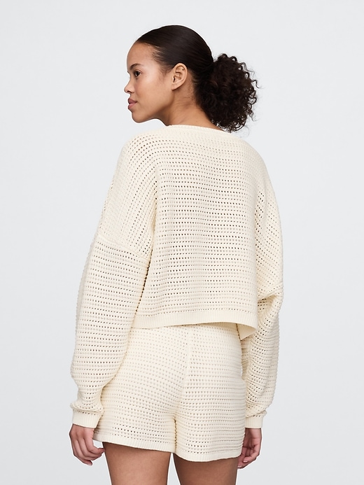 gehäkelter bauchfreier pullover mit u-boot-ausschnitt