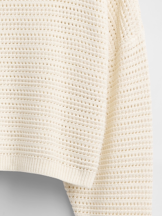 gehäkelter bauchfreier pullover mit u-boot-ausschnitt