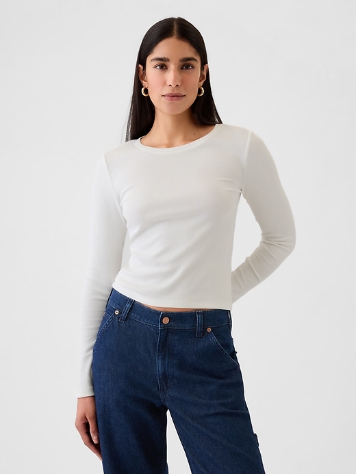 modernes rippstrick-crop-t-shirt