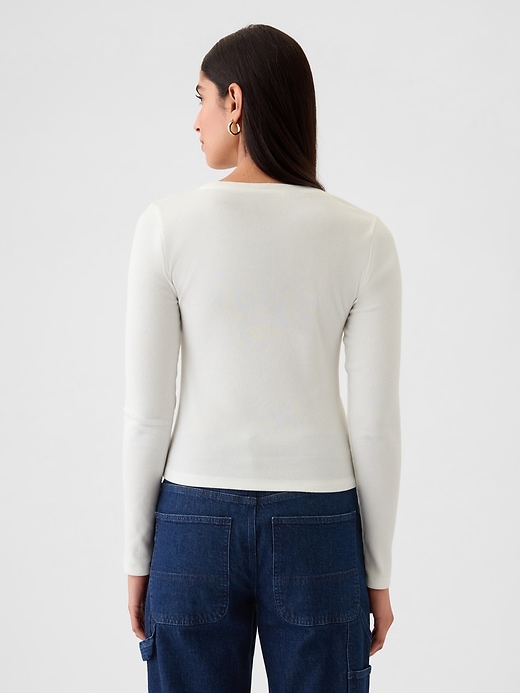 modernes rippstrick-crop-t-shirt