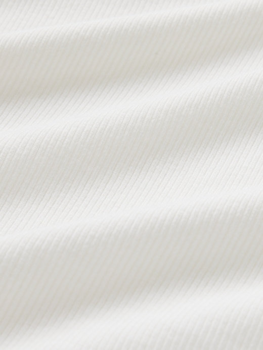 modernes rippstrick-crop-t-shirt
