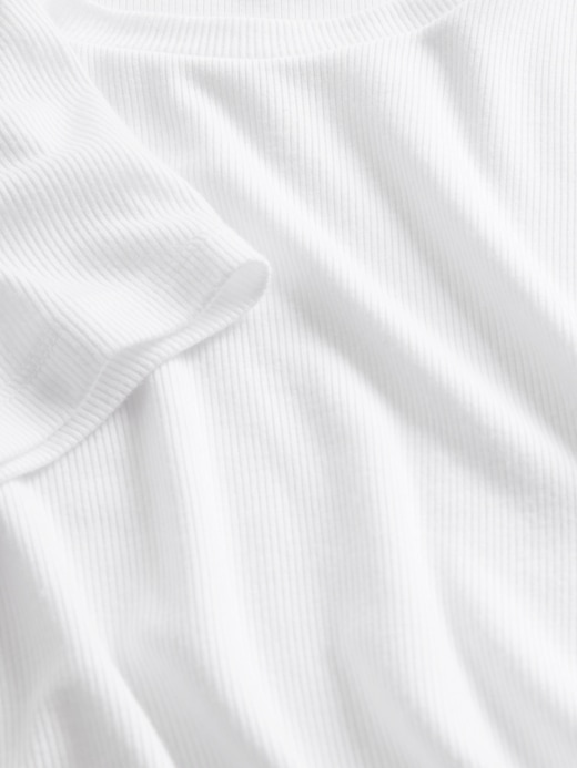 modernes rippstrick-t-shirt