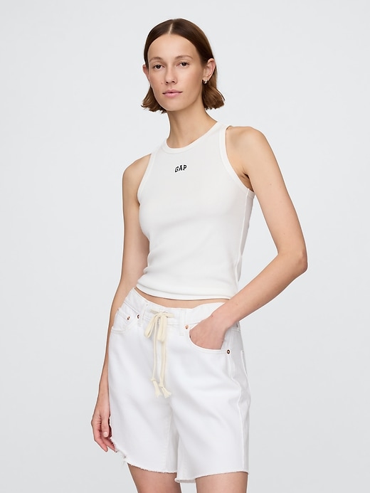 modernes neckholder-top mit rippenmuster und logo