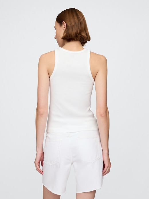 modernes neckholder-top mit rippenmuster und logo