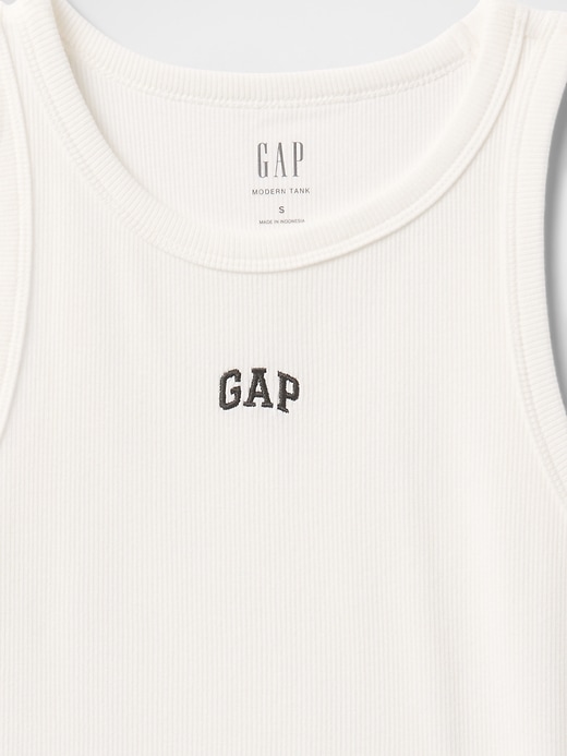 modernes neckholder-top mit rippenmuster und logo