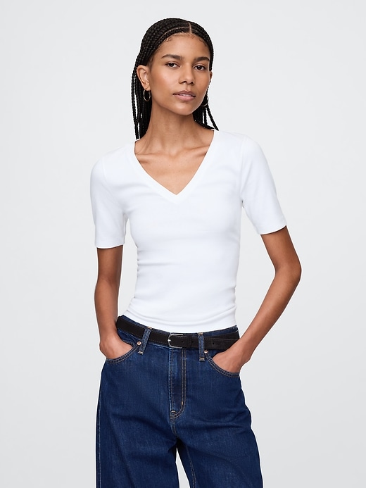 modernes t-shirt mit v-ausschnitt