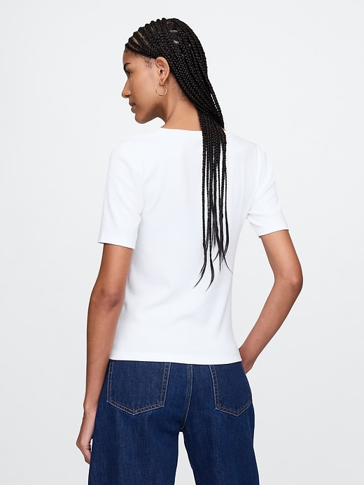 modernes t-shirt mit v-ausschnitt