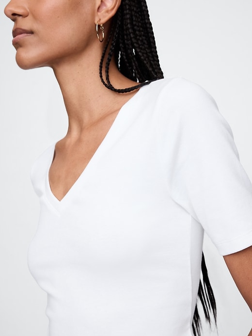 modernes t-shirt mit v-ausschnitt