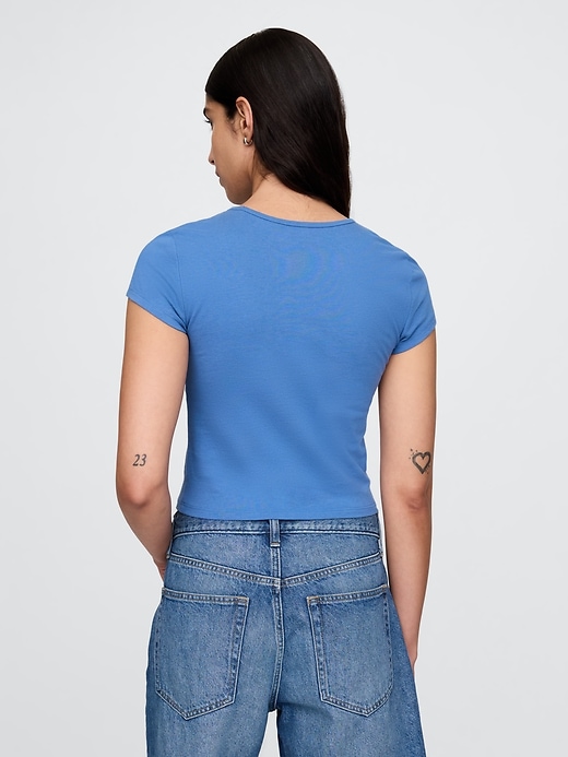crop-t-shirt mit grafikprint