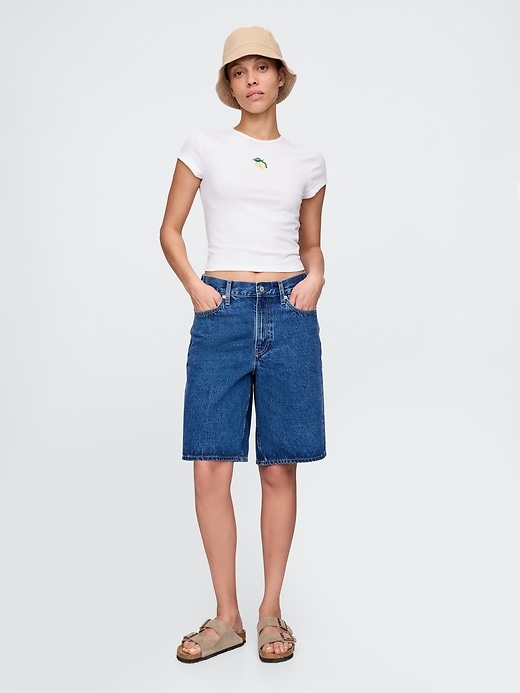 crop-t-shirt mit grafikprint