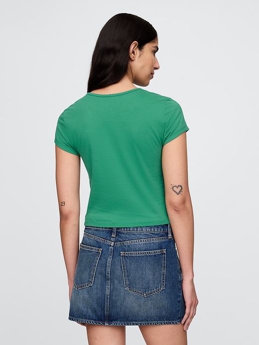 crop-t-shirt mit grafikprint