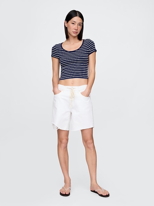 modernes crop-t-shirt mit kurzen Ärmeln