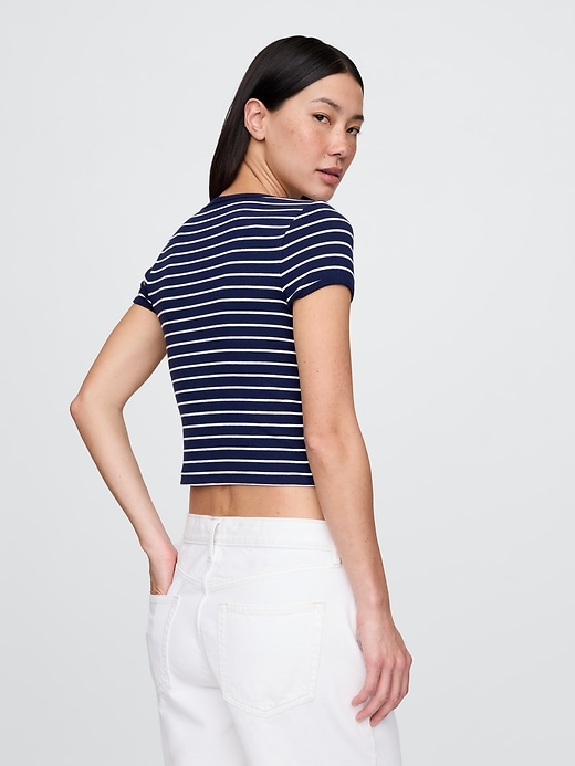 modernes crop-t-shirt mit kurzen Ärmeln