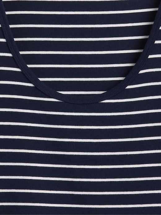 modernes crop-t-shirt mit kurzen Ärmeln