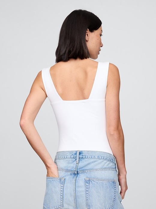 enggestrickter jersey-body mit u-boot-ausschnitt
