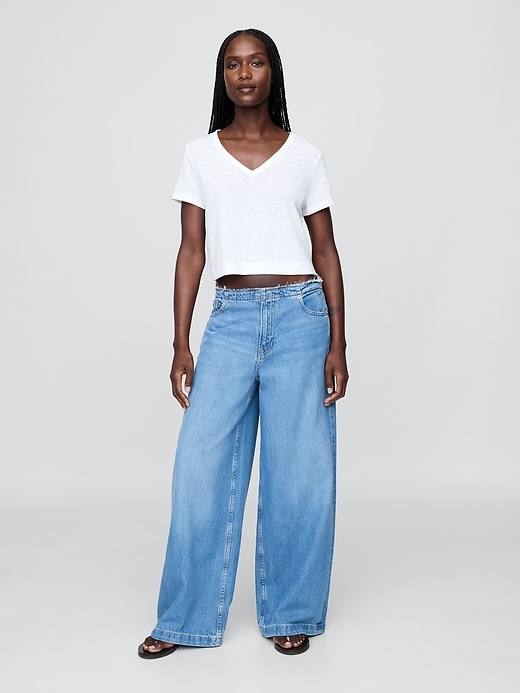crop-t-shirt aus leinenmischgewebe mit v-ausschnitt