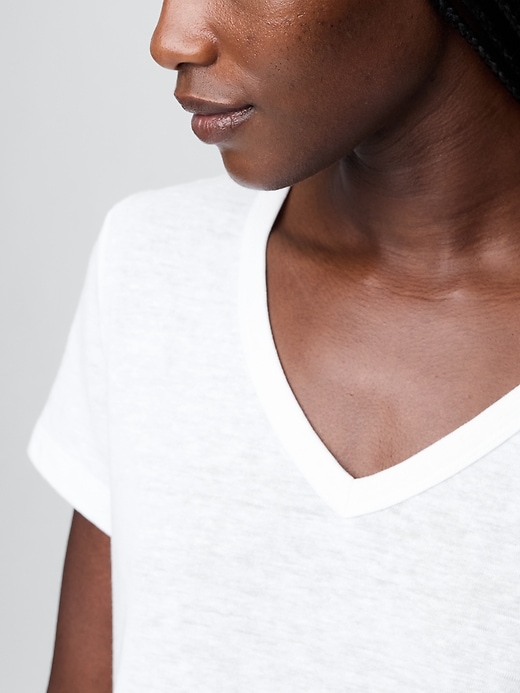 crop-t-shirt aus leinenmischgewebe mit v-ausschnitt