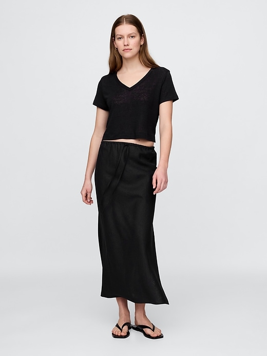 crop-t-shirt aus leinenmischgewebe mit v-ausschnitt