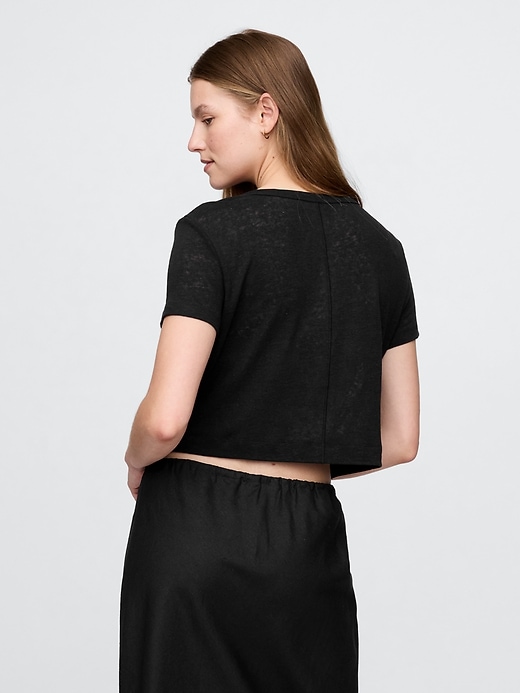 crop-t-shirt aus leinenmischgewebe mit v-ausschnitt