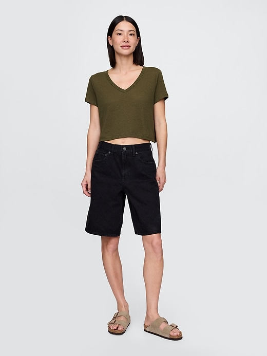 crop-t-shirt aus leinenmischgewebe mit v-ausschnitt