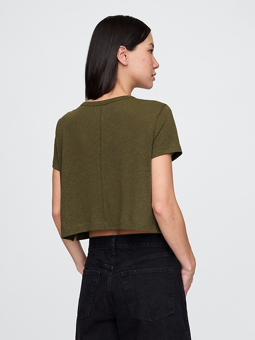 crop-t-shirt aus leinenmischgewebe mit v-ausschnitt