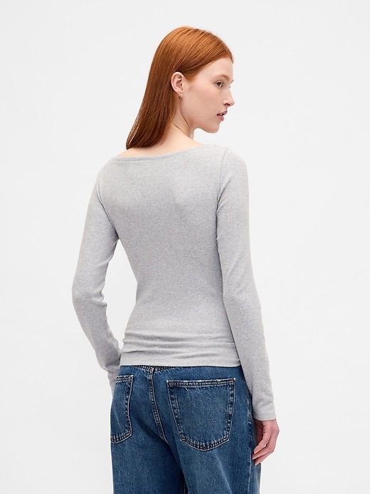 modernes t-shirt mit bootsausschnitt