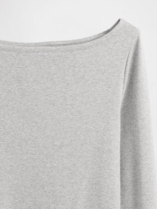 modernes t-shirt mit bootsausschnitt