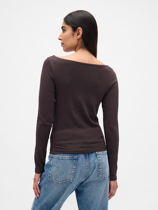 modernes t-shirt mit bootsausschnitt