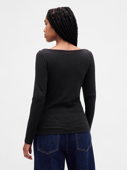 modernes t-shirt mit bootsausschnitt