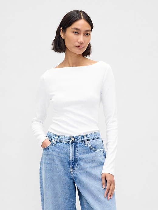 modernes t-shirt mit bootsausschnitt