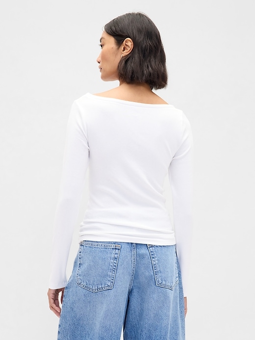 modernes t-shirt mit bootsausschnitt