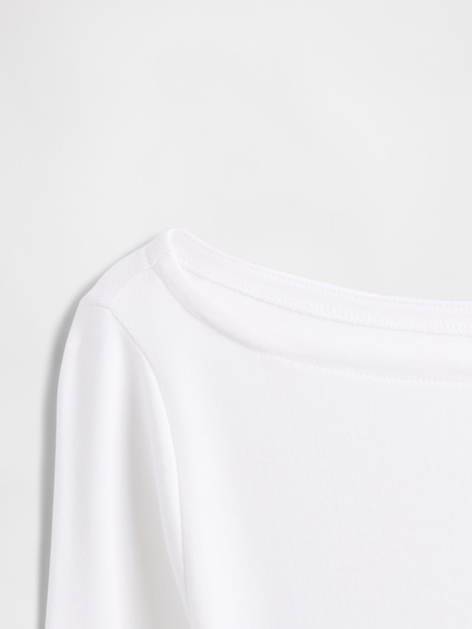modernes t-shirt mit bootsausschnitt