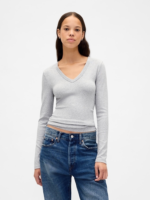 modernes t-shirt mit v-ausschnitt