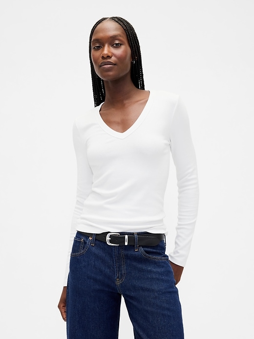 modernes t-shirt mit v-ausschnitt