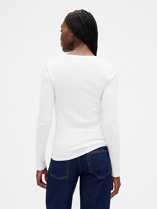 modernes t-shirt mit v-ausschnitt