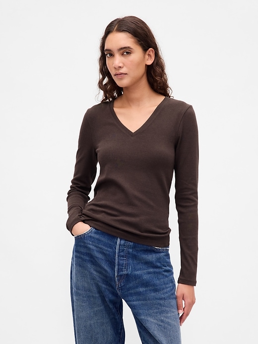 modernes t-shirt mit v-ausschnitt
