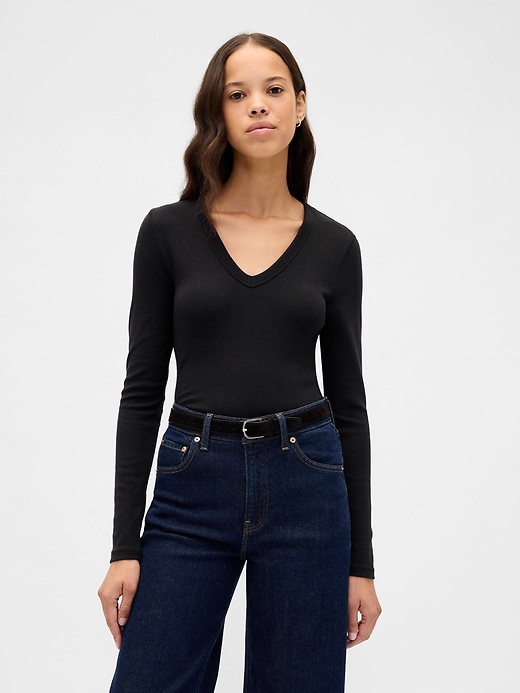 modernes t-shirt mit v-ausschnitt